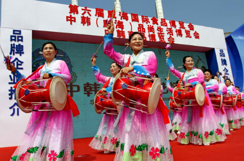 居住在威海的韩国大妈在国际食品博览会上表演韩国长鼓舞-鞠传江摄影