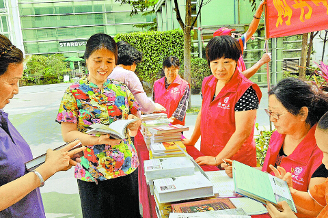 (图为福田区社区街头流动图书点深受市民喜爱。王小可 摄)